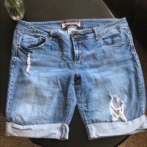 Distressed Jean shorts 💙